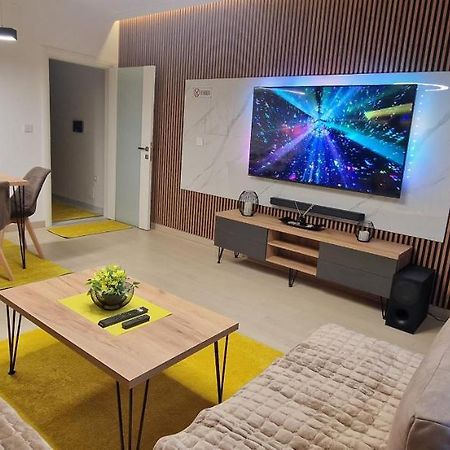 Luxury Yellow & Modern Apartment Skopje Exterior photo