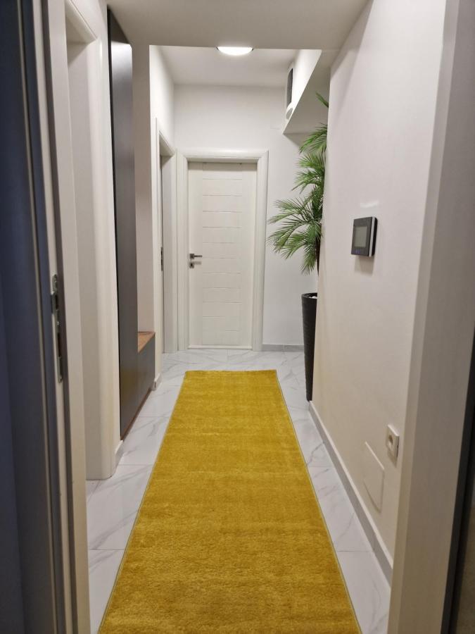 Luxury Yellow & Modern Apartment Skopje Exterior photo