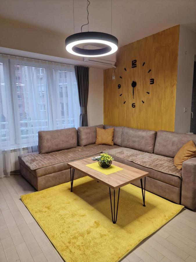 Luxury Yellow & Modern Apartment Skopje Exterior photo