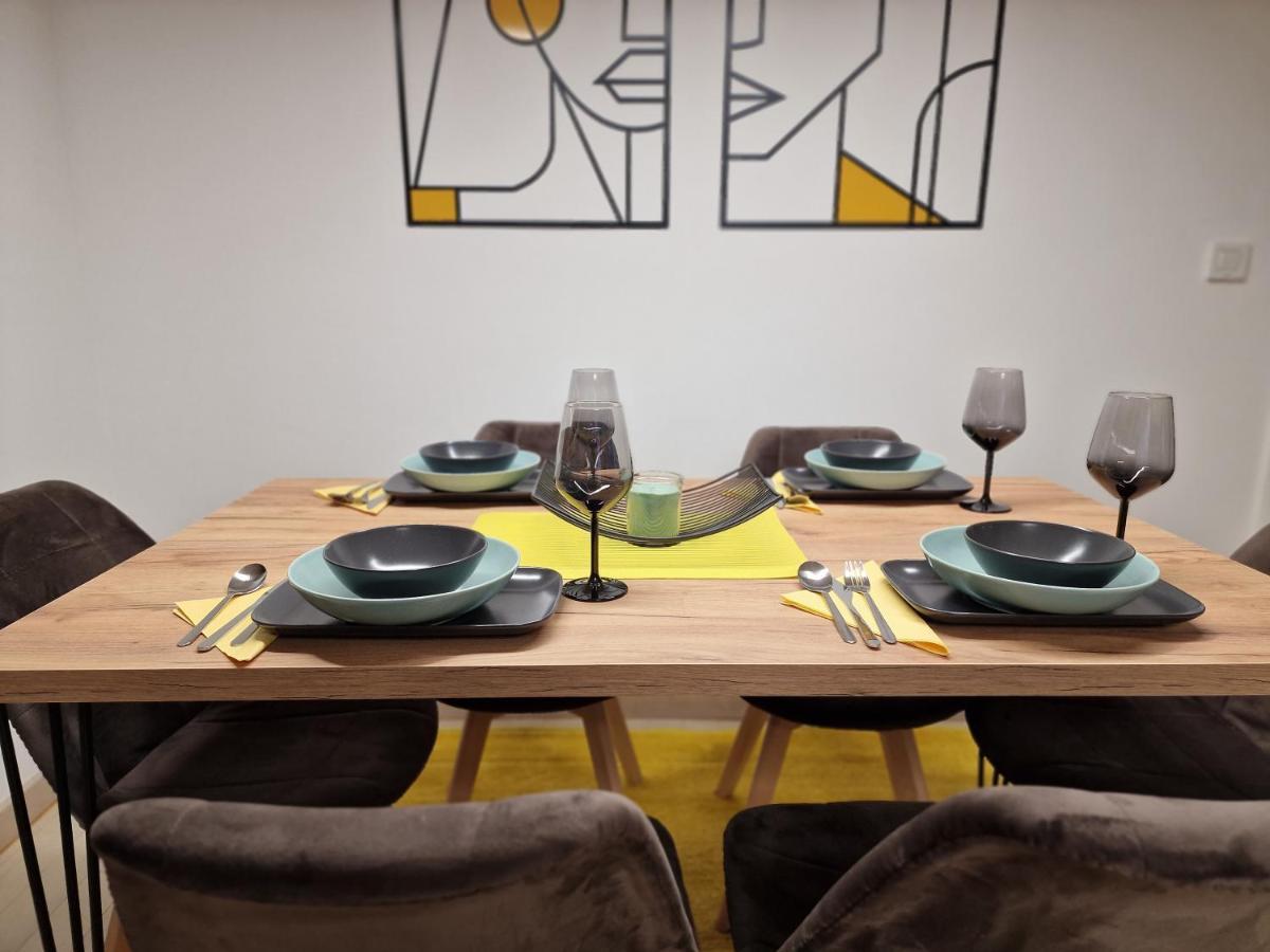 Luxury Yellow & Modern Apartment Skopje Exterior photo