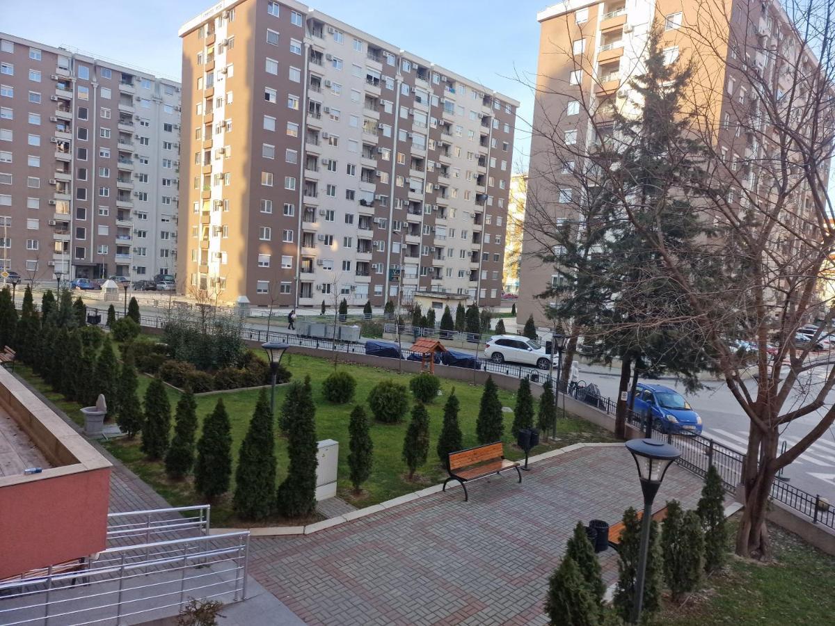 Luxury Yellow & Modern Apartment Skopje Exterior photo