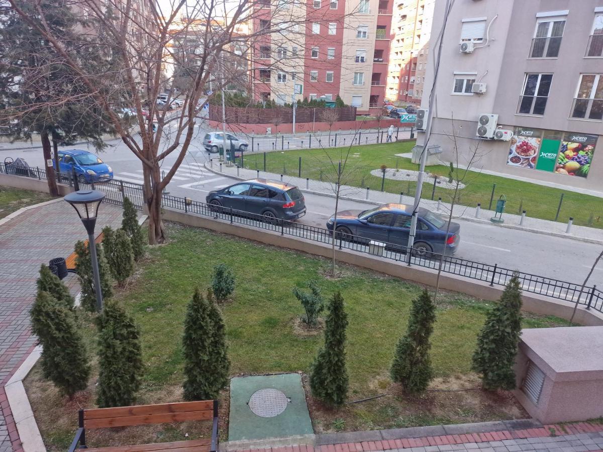 Luxury Yellow & Modern Apartment Skopje Exterior photo